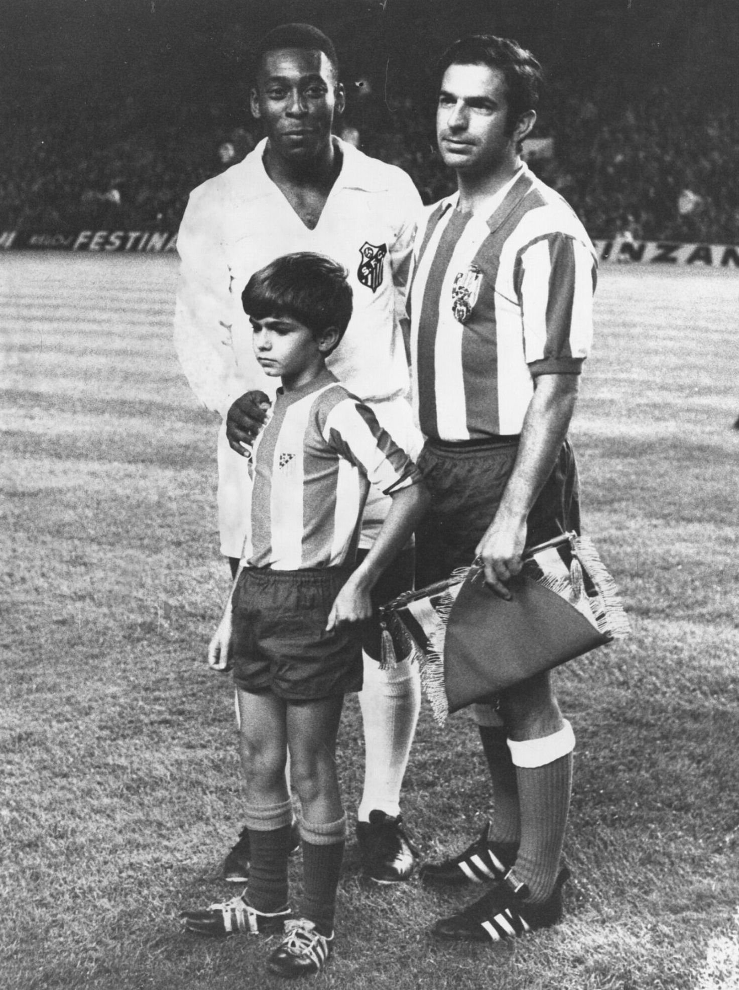  17 سبتمبر 1969 تكريمًا قدمه نادي روجيبلانكو لفيليسيانو ريفيلا 