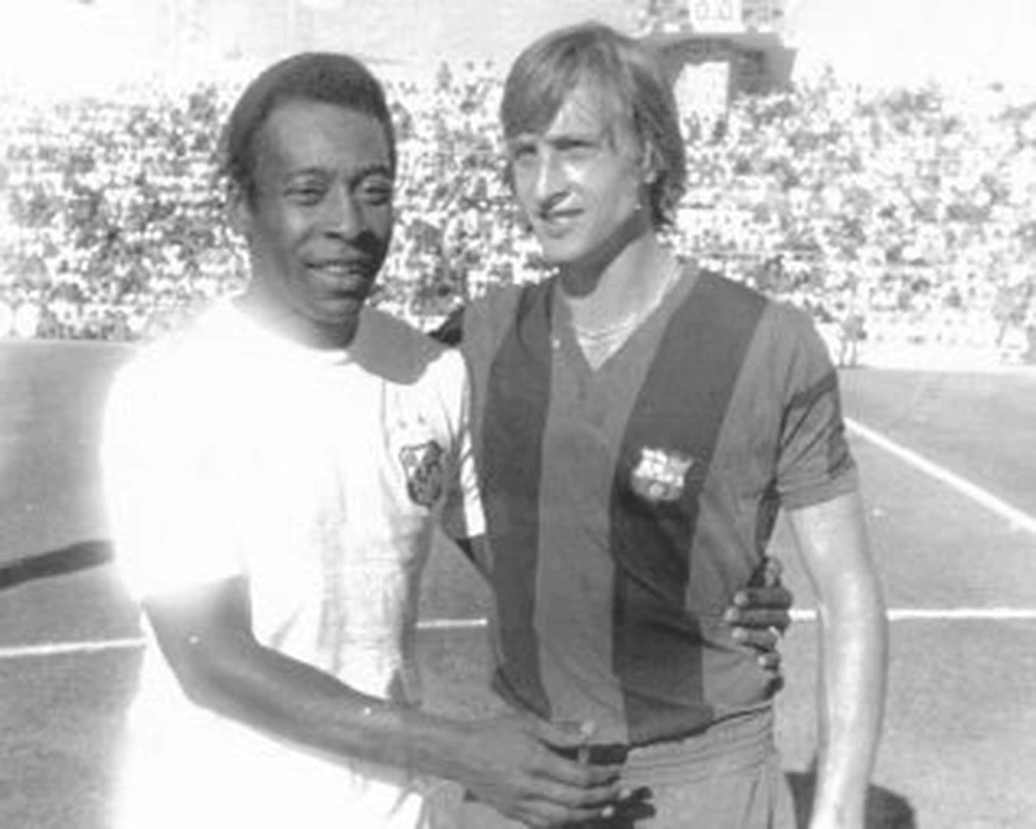 بيليه مع يوهان كرويف قبل مباراة بين سانتوس وبرشلونة في قادس ، ضمن بطولة رامون دي كارانزا عام 1974.