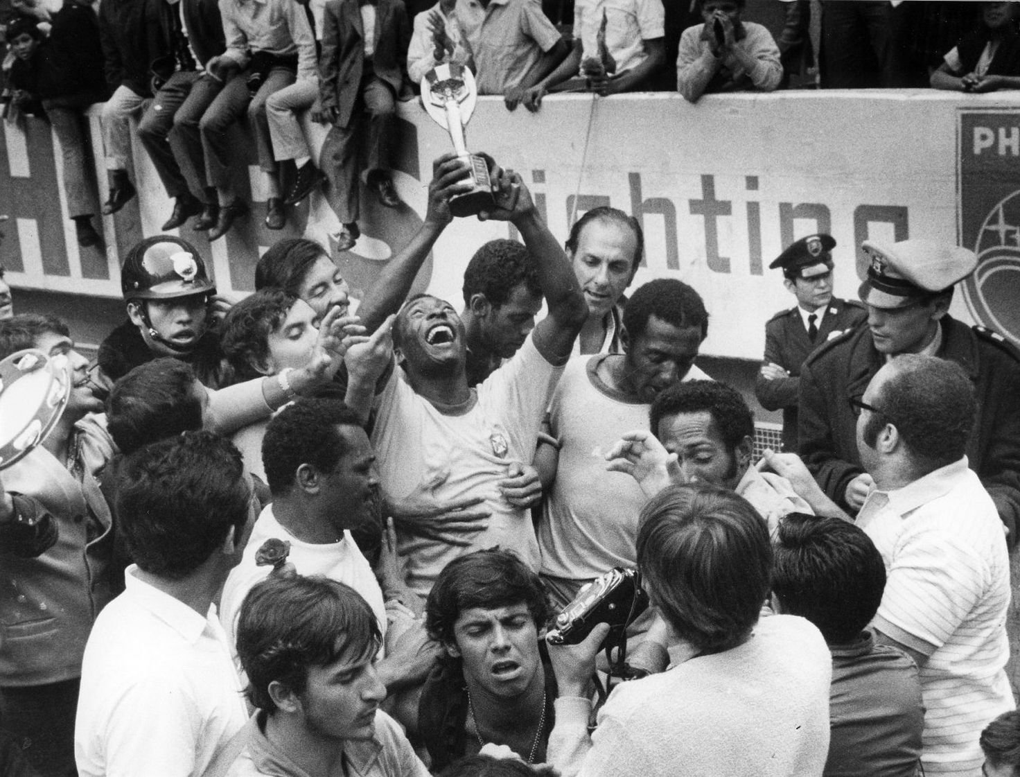 كأس العالم المكسيك. 21 يونيو 1970. النهائي في ملعب أزتيكا. البرازيل وإيطاليا. بيليه ، في الصورة مع كأس جول ريميه ، يحتفل بالنصر وكأس العالم للمرة الثالثة. وفاز فريق "كانارينها" 4-1 على "الزوري".