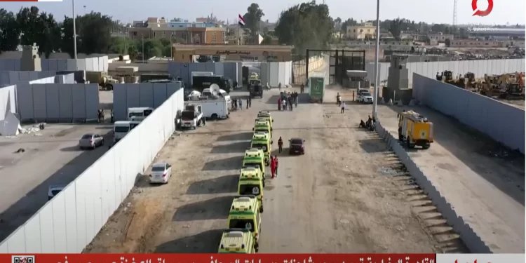 لحظة دخول سيارات الإسعاف المصرية إلى غزة