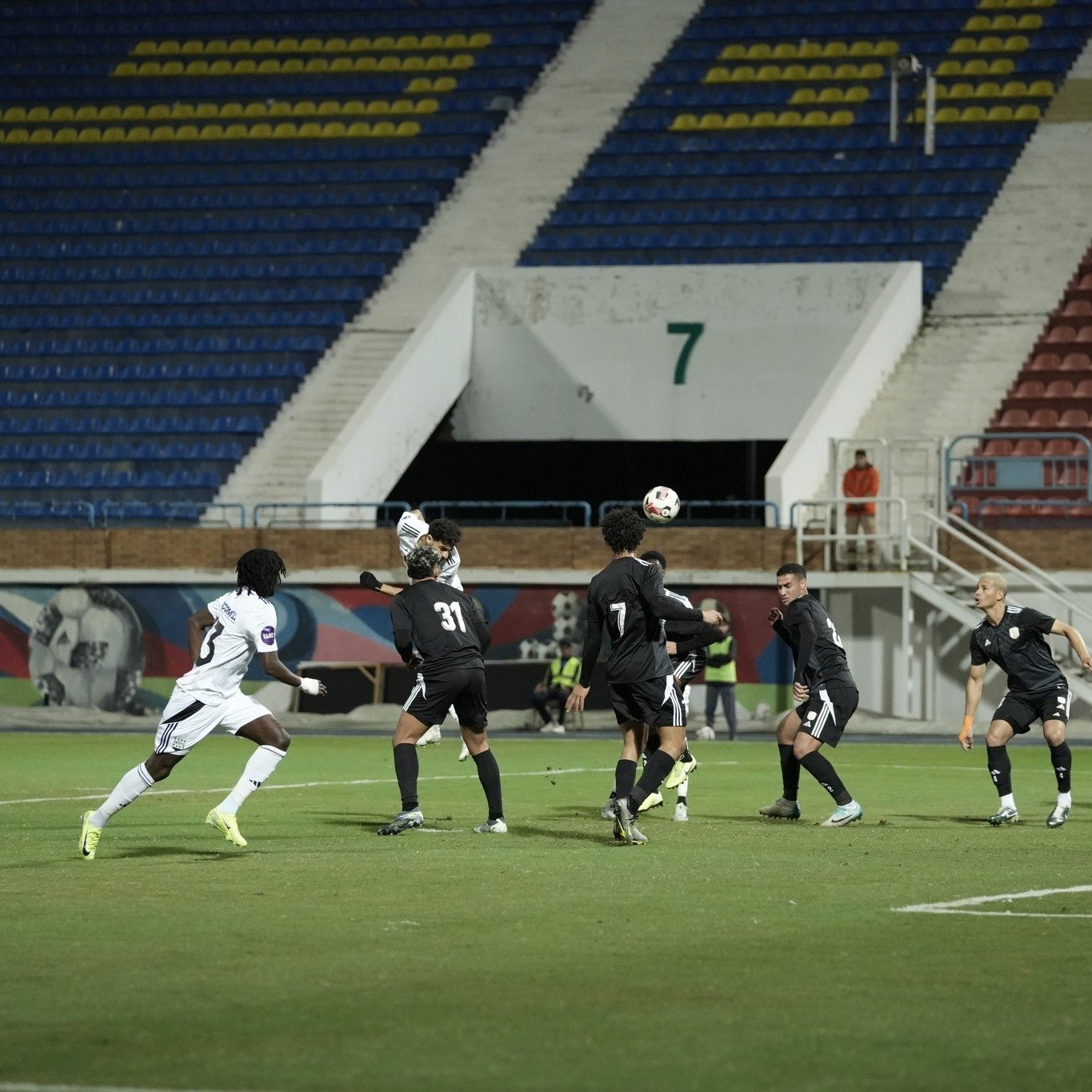 لقطات من الشوط الأول لمباراة فاركو وزد
