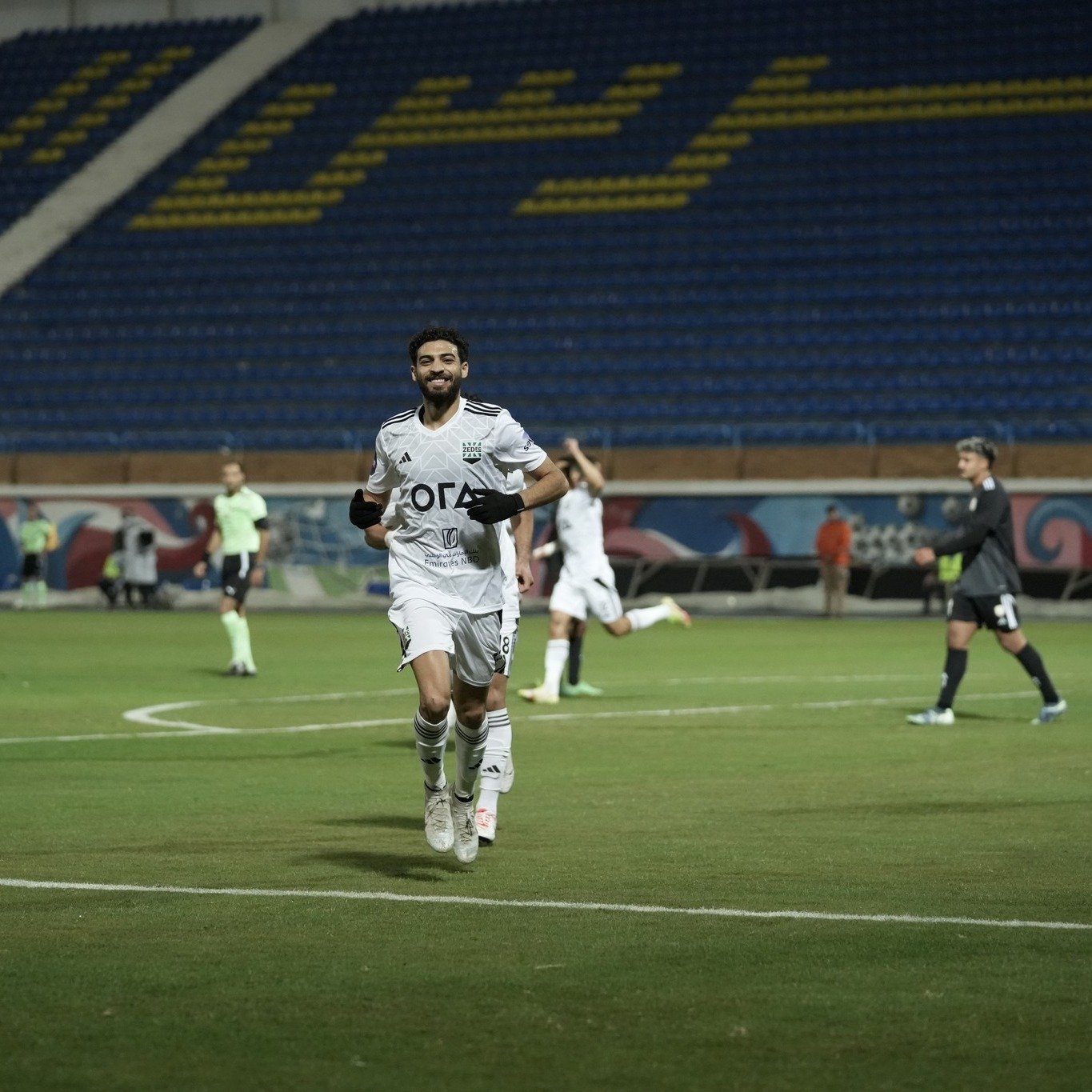 لقطات من الشوط الأول لمباراة فاركو وزد