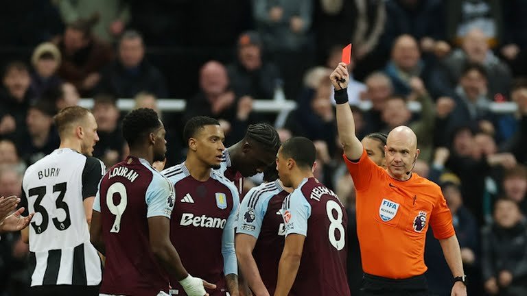 لحظة جون دوران لاعب أستون فيلا على طرد في الدقيقة 32